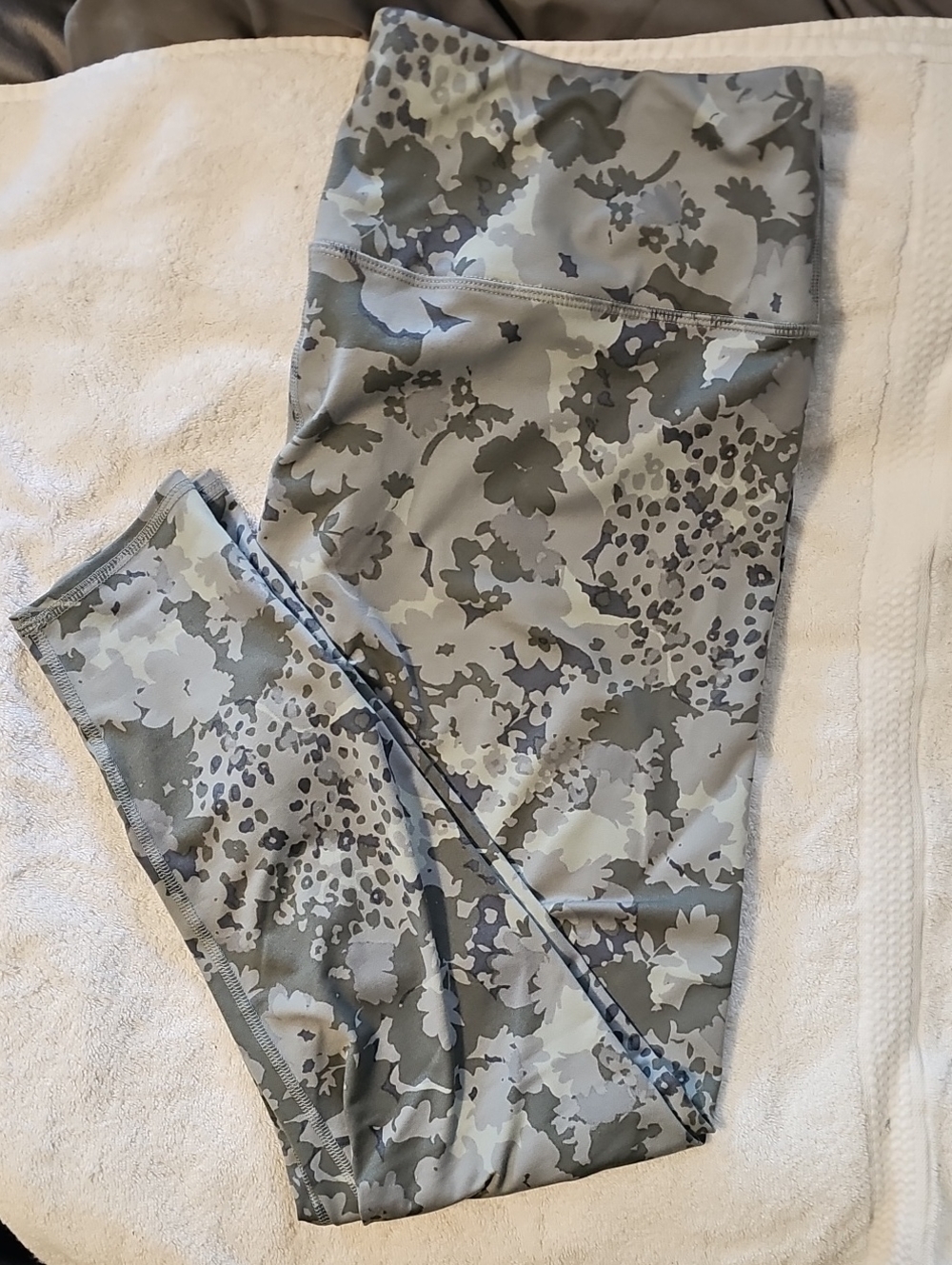 Women's Floral Camo Leggings - Gray & Olive